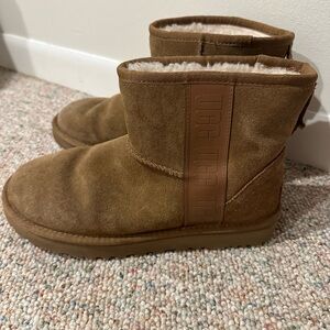 Women’s short logo UGG boot